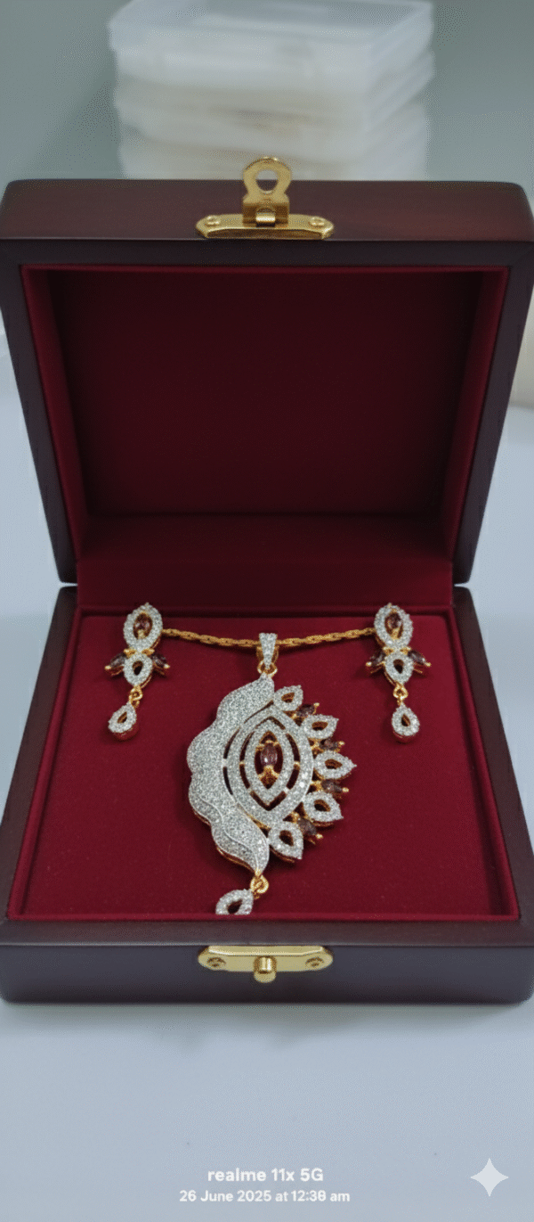 elegant artificial American diamond pendant se