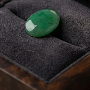 Natural and certified emerald (panna) 5.25 to 8.25 ratti oval shape stone
